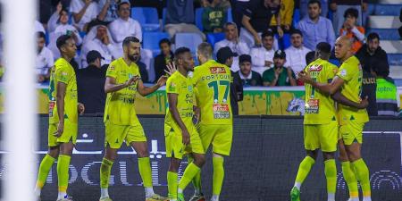 الخليج يلحق الهزيمة الأولي بـ الهلال في دوري روشن - مصدرك الرياضي