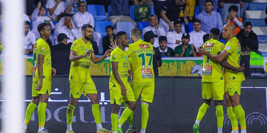 الخليج يلحق الهزيمة الأولي بـ الهلال في دوري روشن - مصدرك الرياضي