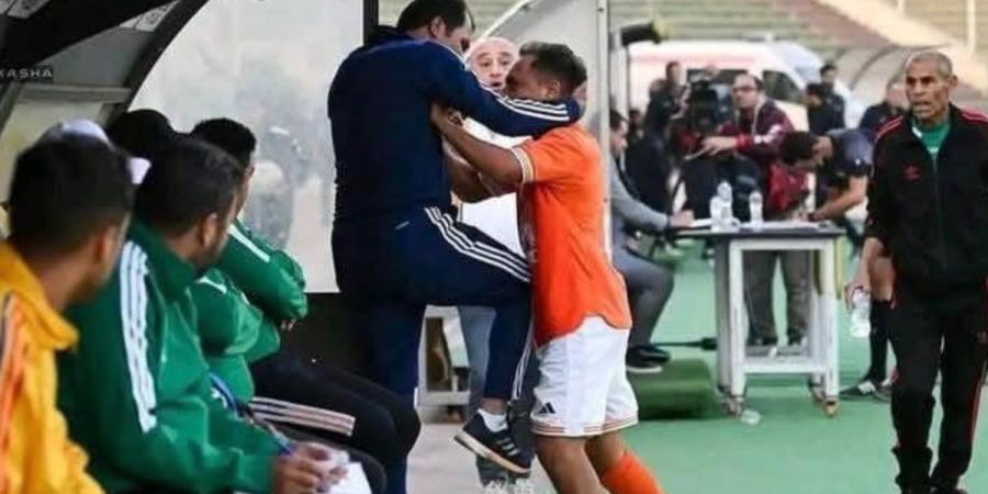 لاعب المنصورة يعلن اعتزاله كرة القدم بعد الاعتداء على مدربه - مصدرك الرياضي