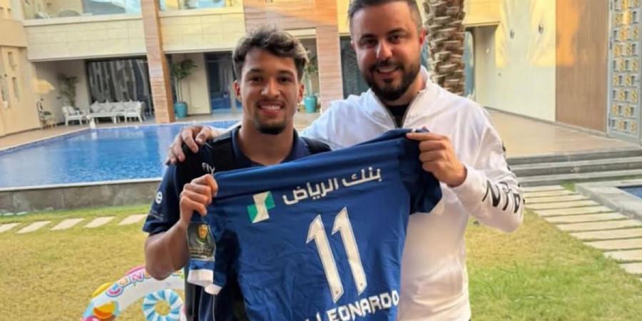 ‏ليوناردو يُهدي صديقه قميص الهلال ويلتقط معه الصور التذكارية - مصدرك الرياضي