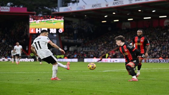 ردود أفعال جماهير ليفربول على تألق محمد صلاح أمام بورنموث: الكرة الذهبية في الطريق إليه