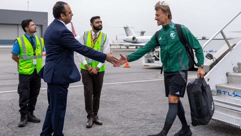 بعثة الأخضر تصل إلى أمريكا للمشاركة في بطولة الكأس الذهبية .. تغطية