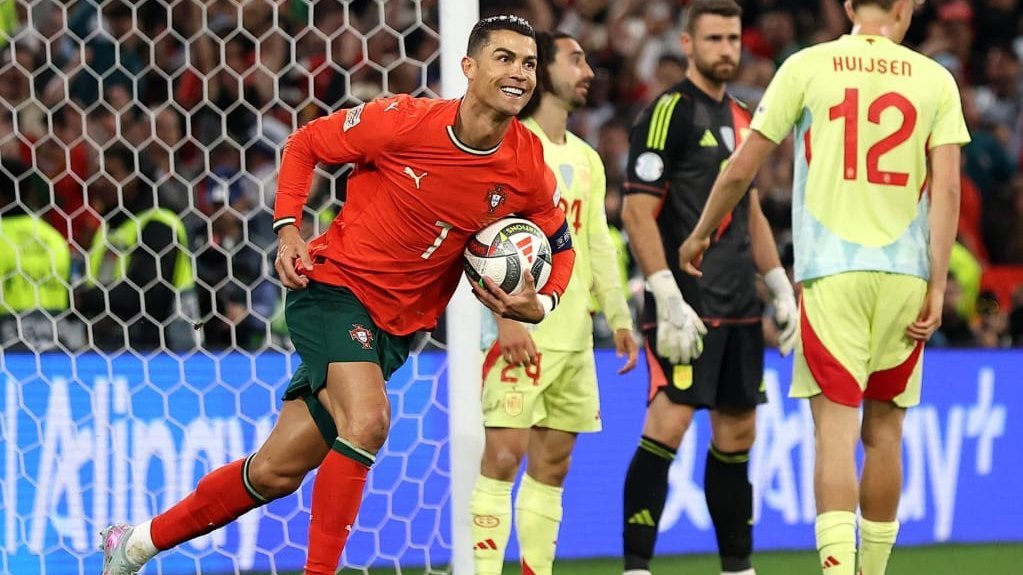 رونالدو يبكي فرحًا بعد تتويج البرتغال بالبطولة .. تغطية