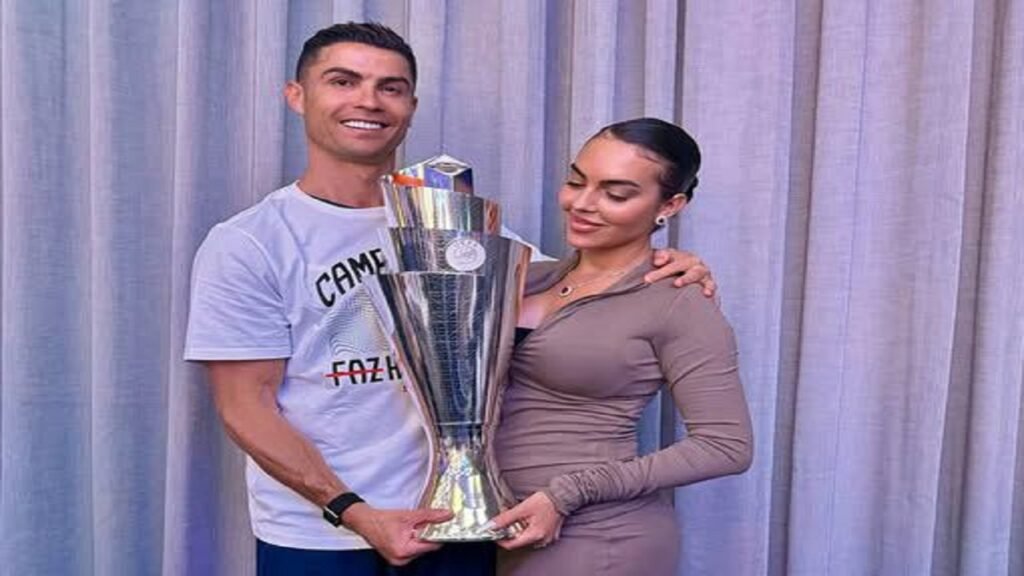 ‏رونالدو يحتفل مع جورجينا بلقب دوري الأمم الأوروبية