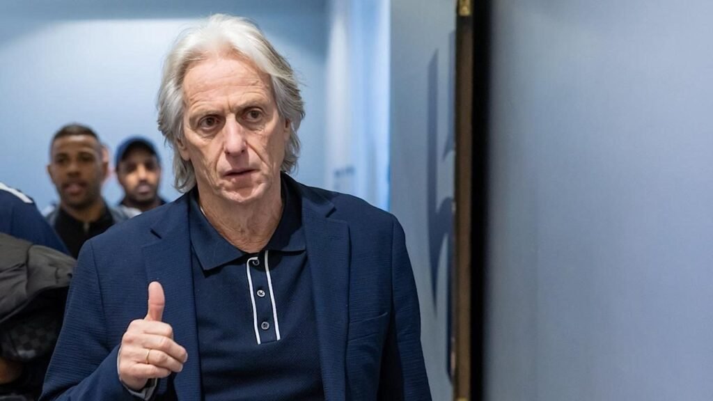 وكلاء المدرب خيسوس يعرضون خدماته على الأهلي