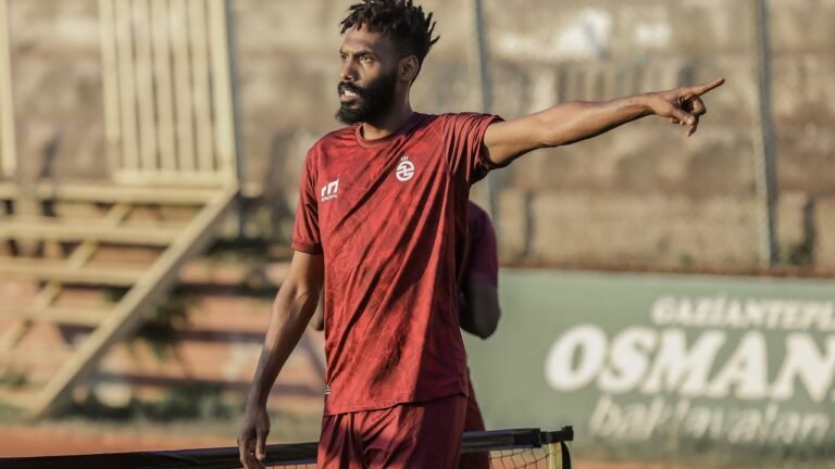 الخلود يقرر عدم تجديد عقود جحفلي وعبدالفتاح عسيري