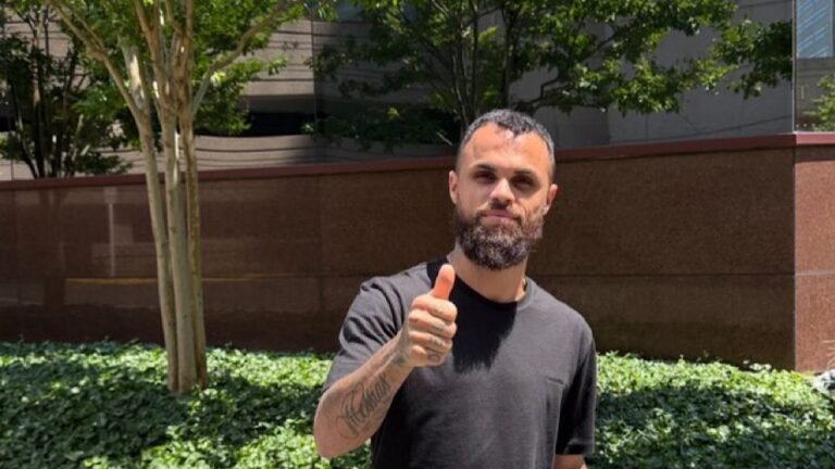 ميشيل يزور لاعبي الهلال .. صورة