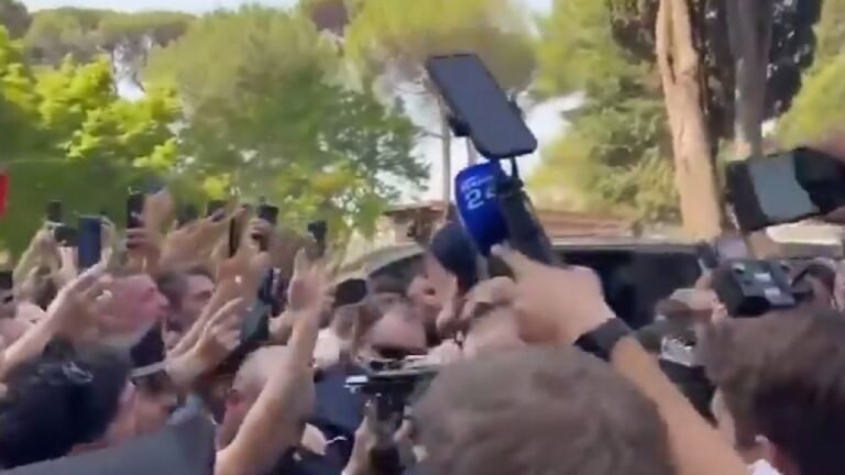جماهير نابولي تستقبل دي بروين بحفاوة فور وصوله إلى إيطاليا ..تغطية