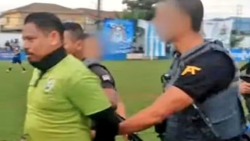 لحظة اعتقال الشرطة لحكم مباراة في البرازيل .. تغطية