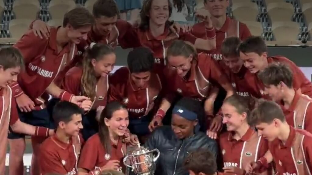 كوكو جوف تحتفل بلقب البطولة مع أطفال جمع الكرات .. تغطية