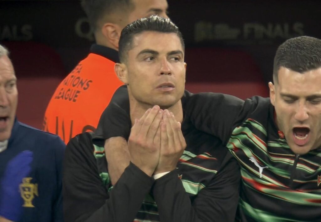 رونالدو يدعو على الطريقة الإسلامية قبل الفوز وتتويج البرتغال