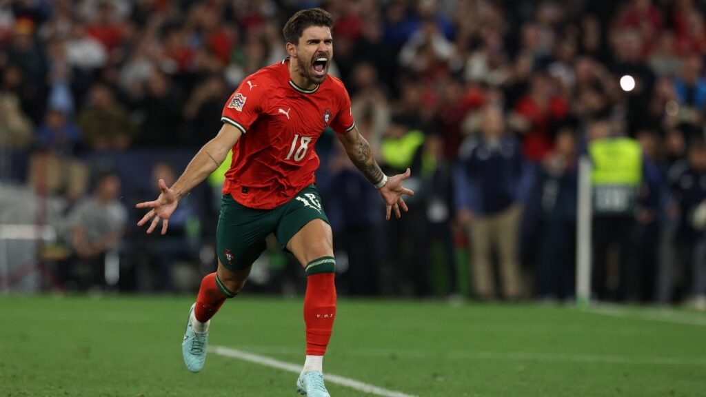 جماهير الهلال تحتفي بنيفيز بعد تتويج البرتغال: من يرتدي شعار الزعيم يعتاد على الحسم