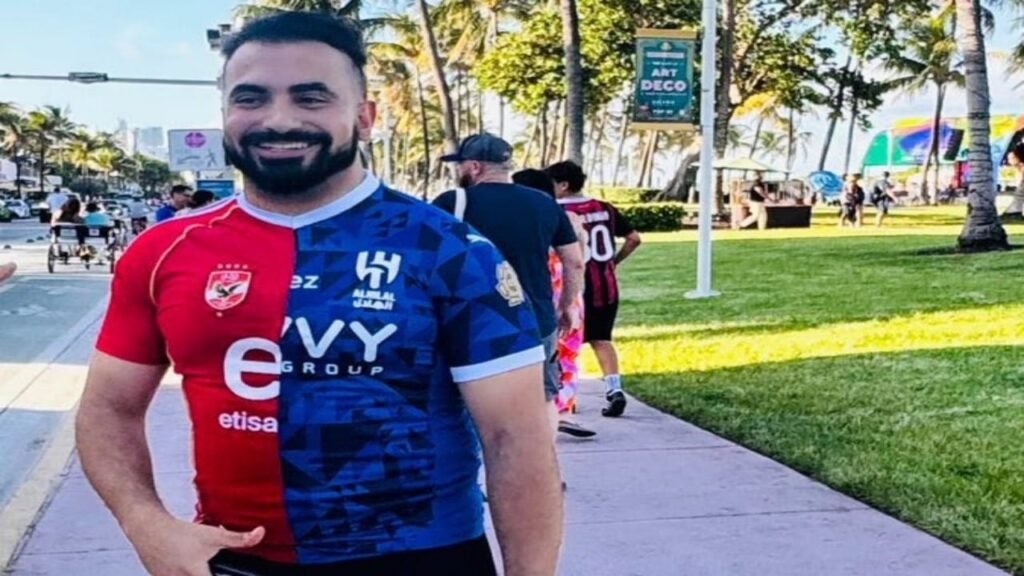 مشجع للأهلي المصري يرتدي قميص الهلال والأهلي سوياً في ميامي.. صورة