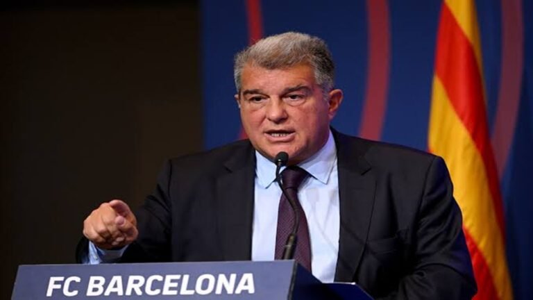 رئيس برشلونة يسرق الأضواء برقصة غير متوقعة في ذكرى التأسيس