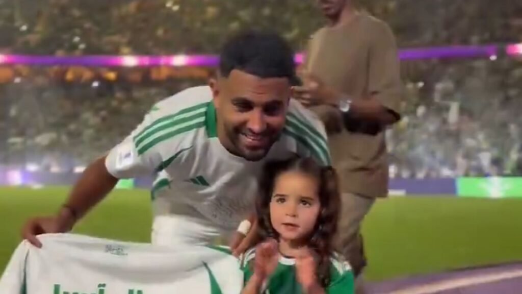 عائلة رياض محرز تحتفل به في “يوم الأب” .. تغطية