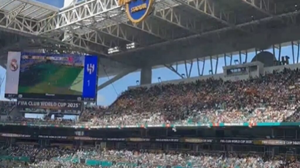 جماهير الهلال تهتف بإسم بونو بعد تصديه لركلة الجزاء .. تغطية