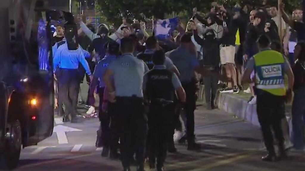 جماهير بورتو تهاجم بعثة الفريق بسبب الخروج من كأس العالم للأندية..صور