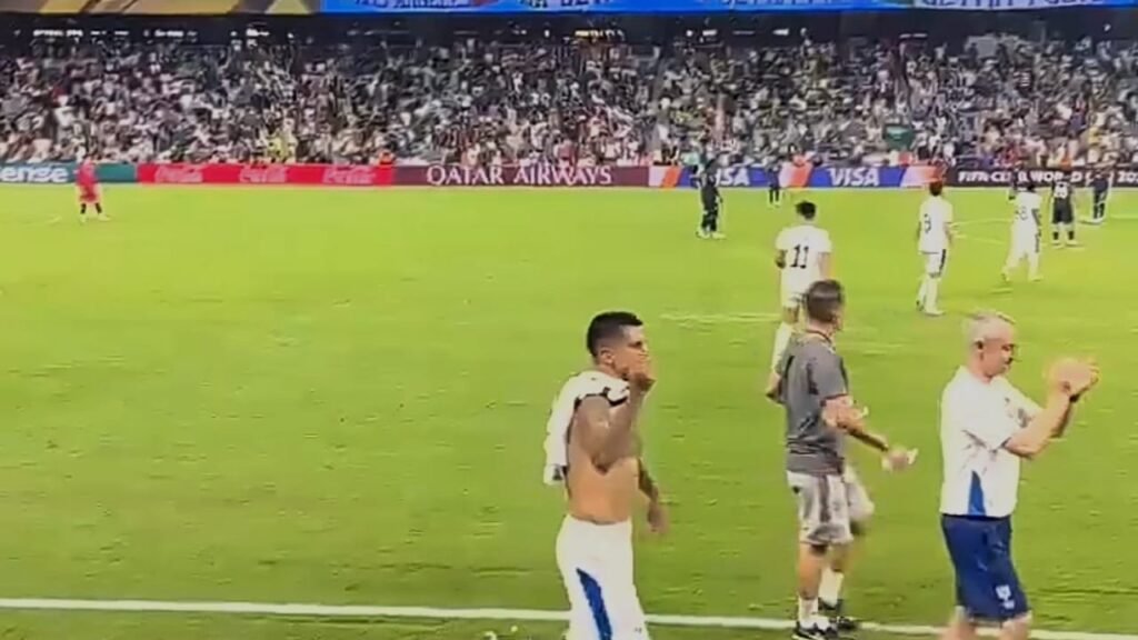 كانسيلو يطمئن الدكة بعد هدف ليوناردو: ما فيها تسلل  ..  تغطية