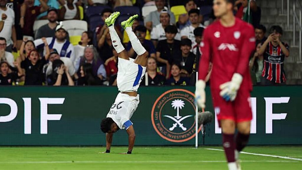 سالم الدوسري يتجاوز أبوتريكة ويقترب من ميسي ورونالد