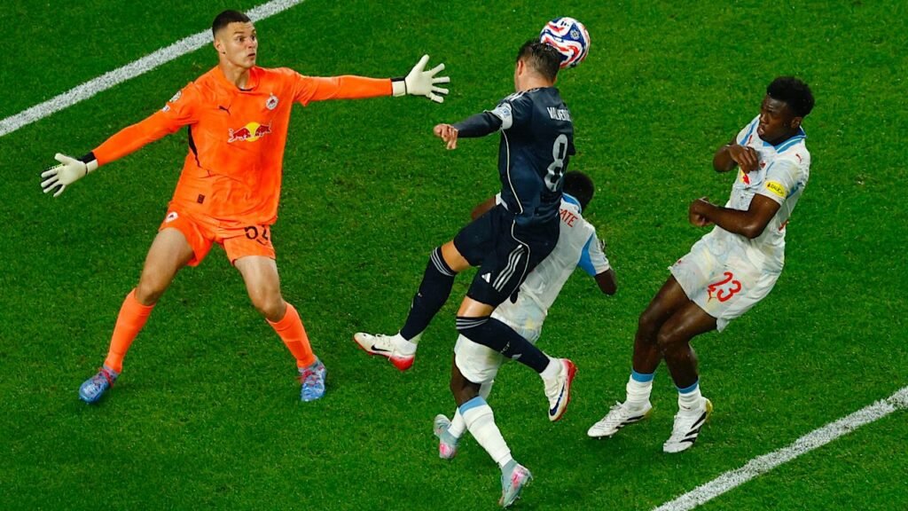 ريال مدريد يفوز على سالزبورغ بثلاثية ويتأهل إلى دور الـ16