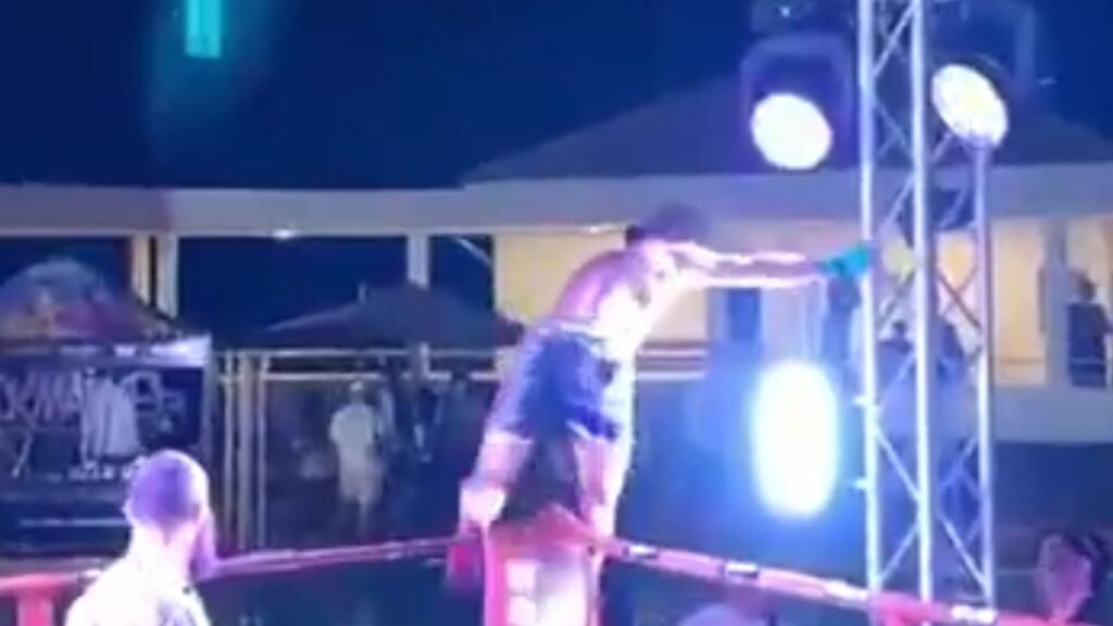 مقاتل MMA يتعرض لصعقة كهربائية خلال احتفاله بعد النزال.. تغطية