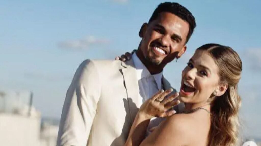 محترف الأهلي يحتفل بعقد قرانه في البرازيل .. صور