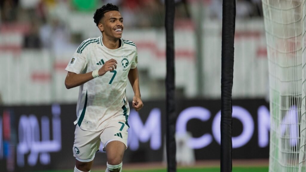 الأخضر يتغلب على البحرين بثنائية .. تغطية