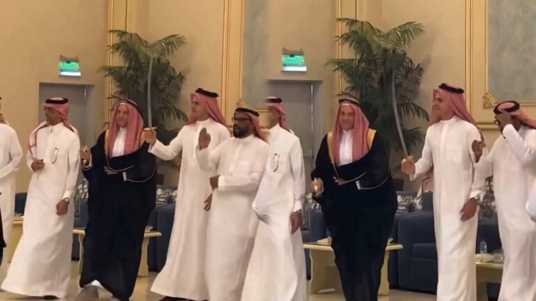 غروهي يشارك في حفل زفاف بجدة ويؤدي العرضة بالزي السعودي ..تغطية