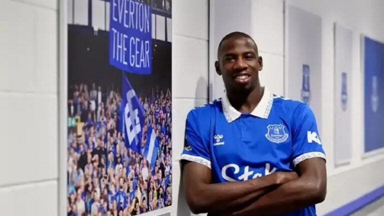 الشباب يتراجع عن صفقة لاعب إيفرتون دوكوري