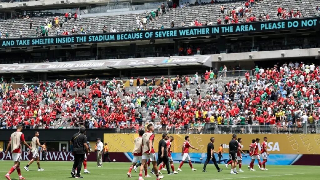 تدخل أمني في مدرجات الأهلي خلال مواجهة بالميراس بكأس العالم للأندية.. تغطية