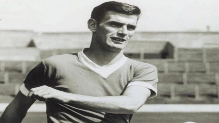 وفاة آلان بيكوك نجم إنجلترا ومهاجم ميدلسبره السابق عن 87 عاماً