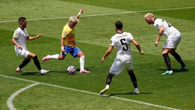 دورتموند يقلب الطاولة على صن داونز برباعية ويتصدر مجموعته