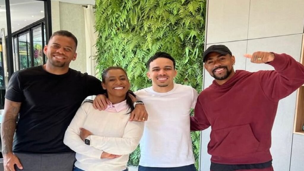 مالكوم في لقطة تذكارية مع عائلته