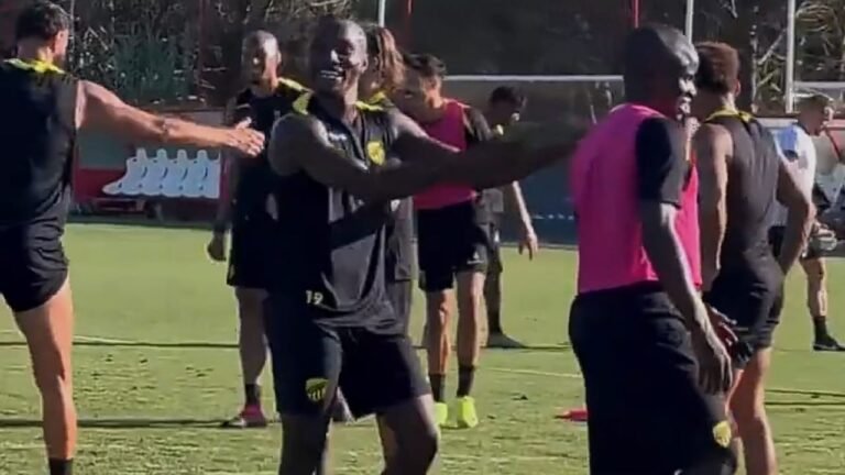 موسى ديابي يمازح كانتي: يخسر طوال الوقت! .. تغطية