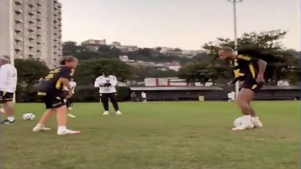 نيمار يداعب ابنه دافي لوكا بمراوغة طريفة في تدريبات سانتوس.. تغطية