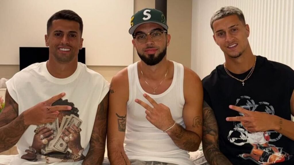 كانسيلو يستمتع بأجواء الإجازة بعيدًا عن أجواء المنافسات