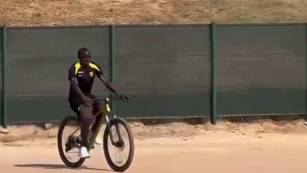 كانتي يقود دراجة هوائية للذهاب لتدريبات الاتحاد .. تغطية