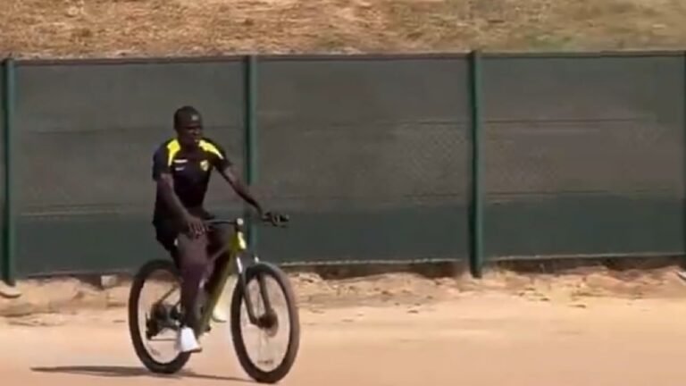 كانتي يقود دراجة هوائية للذهاب لتدريبات الاتحاد .. تغطية