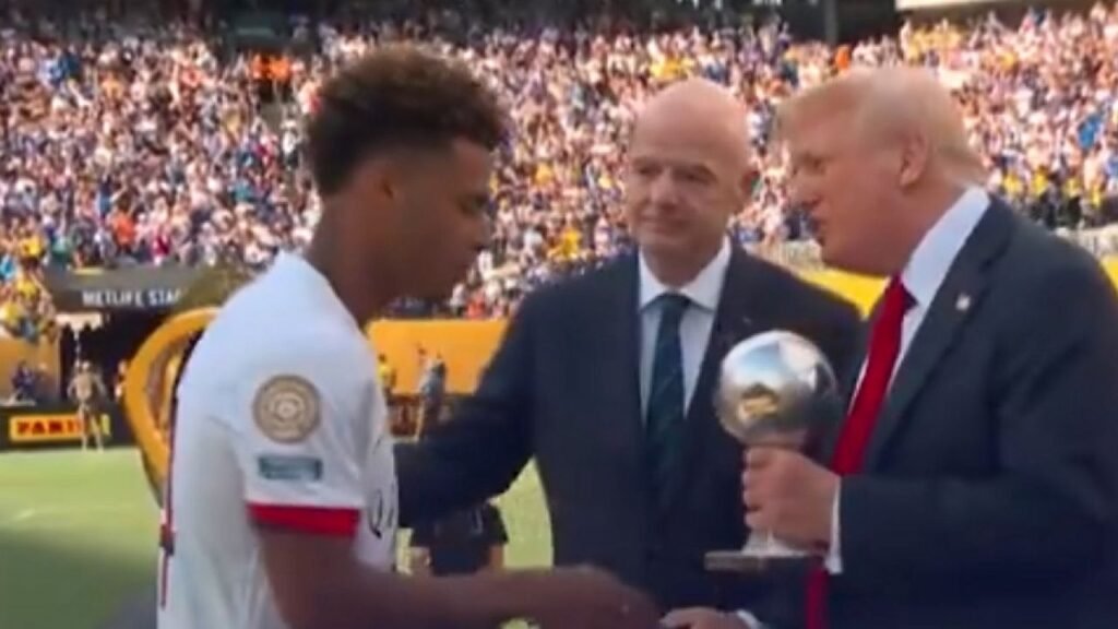 ترامب‬⁩ يتجاهل دعوات رئيس الفيفا ويحتفل مع فريق تشيلسي بفوزه بكأس العالم للأندية.. تغطية