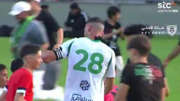 جماهير الأهلي تقتحم الملعب للتصوير مع اللاعبين ..تغطية