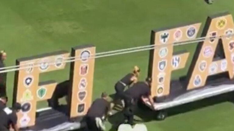 شعار الهلال زين مباراة ريال مدريد و باريس سان جيرمان .. تغطية