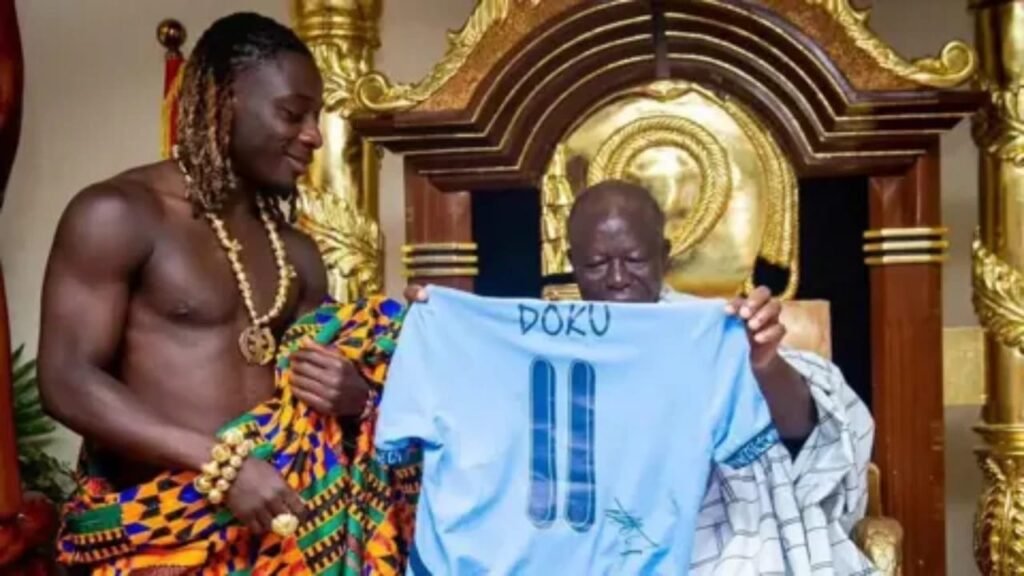 نجم مانشستر سيتي يثير الجدل بتلقي البركة من حاكم مملكة الأشانتي في غانا.. تغطية وصور