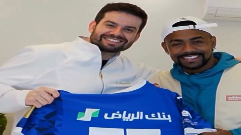 مالكوم يهدي زميله قميص الهلال بتوقيعه الشخصي