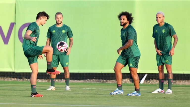 لاعبو فلومينينسي يستخدمون واقي الشمس قبل مواجهة الهلال