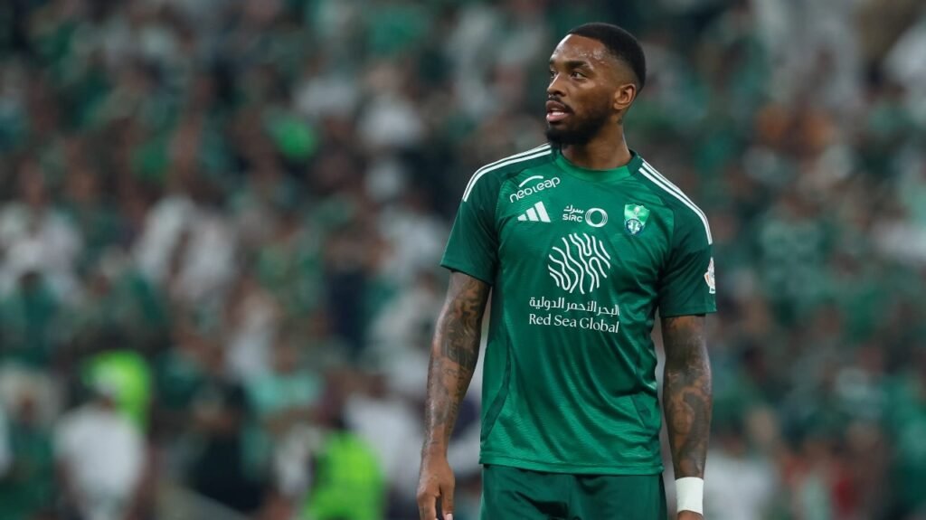 مهاجم الأهلي يتعرض للسرقة في لندن .. صورة