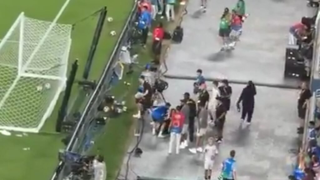 نيفيز يطمئن على منظمة في الملعب بعد ارتطام الكرة بها خلال الإحماء .. تغطية