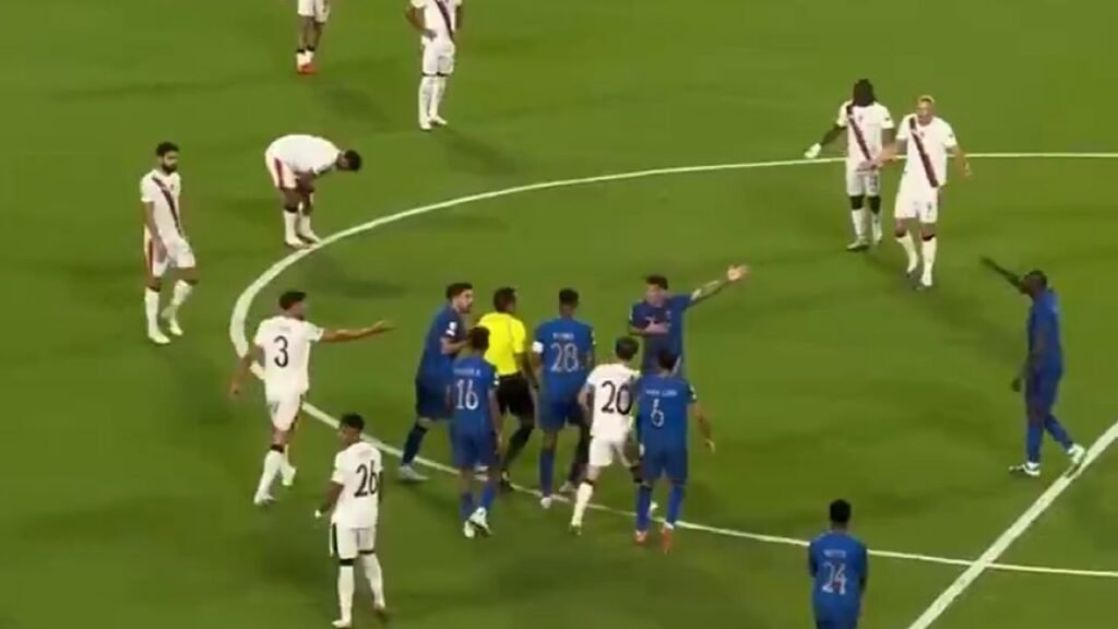 نيفيز ينفجر غضبًا على الحكم بعد احتساب هدف السيتي الأول  .. تغطية