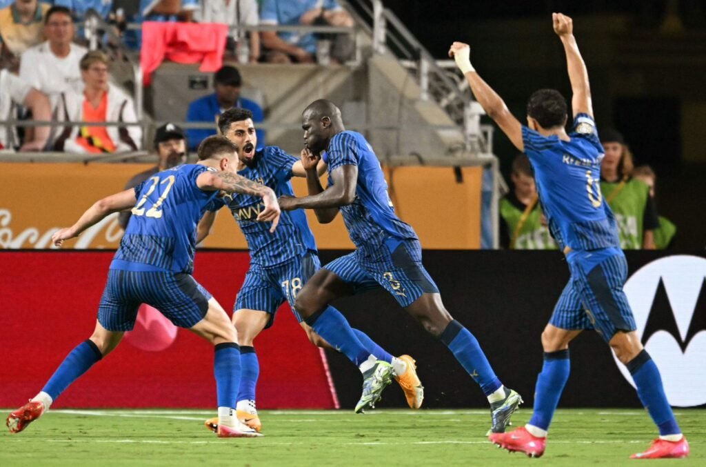 حساب الهلال يحتفي بفوزه التاريخي على مانشستر سيتي: أرسل زعيمًا ولا توصّه