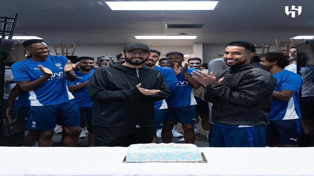 بعثة الهلال تحتفي برئيس النادي فهد بن نافل بمناسبة قدوم مولودته “مضاوي”
