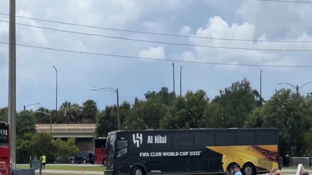 وصول حافلة الهلال لاستاد كيمبينغ قبيل مواجهة فلومينينسي .. تغطية